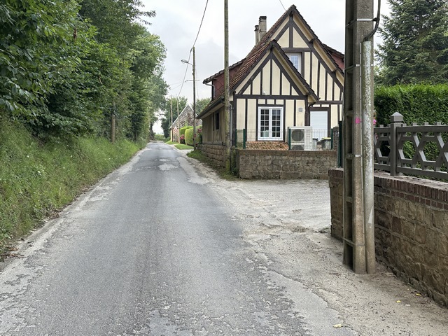 Nous traversons Gruchet-St-Siméon, et allons tourner vers le sud.