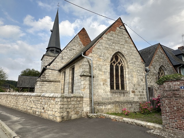 Eglise Saint-Martin de Crasville-la-Roquefort. Si vous ne le connaissez pas, il faut faire le détour jusqu'au château, étonnante bâtisse du début du XVIIe siècle.