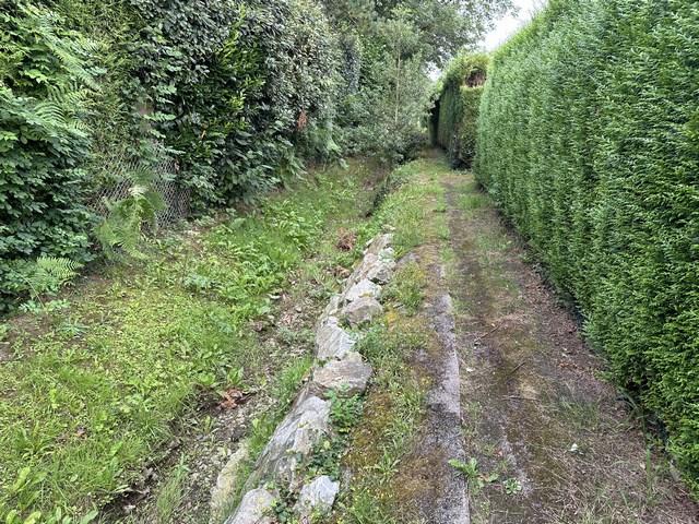 Sente du Prieuré près de l'église Saint-Martin.