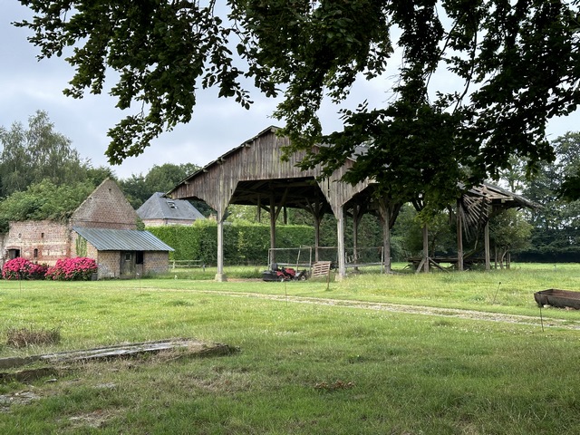 Nous sortons du bourg par la rue du Bas-de-Crasville.