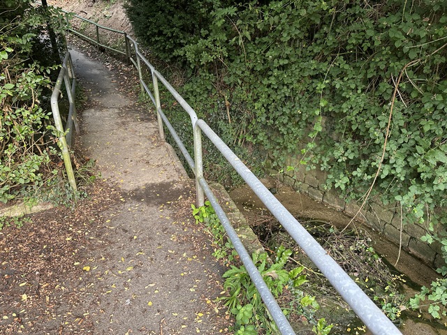 Nous traversons le Dun sur cette passerelle et marchons vers le nord.