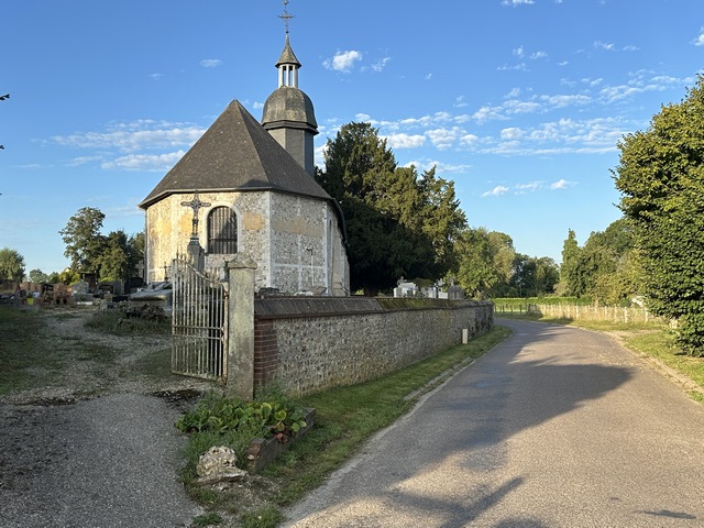 Nous longeons l'église de la Sainte-Trinité (XIIIe XVIIe) pour sortir du bourg.