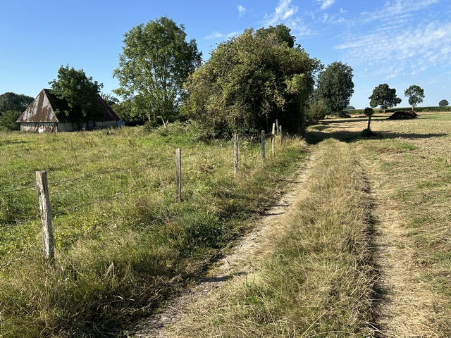 Nous traversons le hameau du Mesnil et continuons entre les plaines de Malairay et des Beauvais.