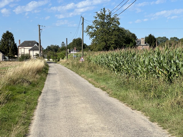 Nous entrons dans Morsan par la D587.