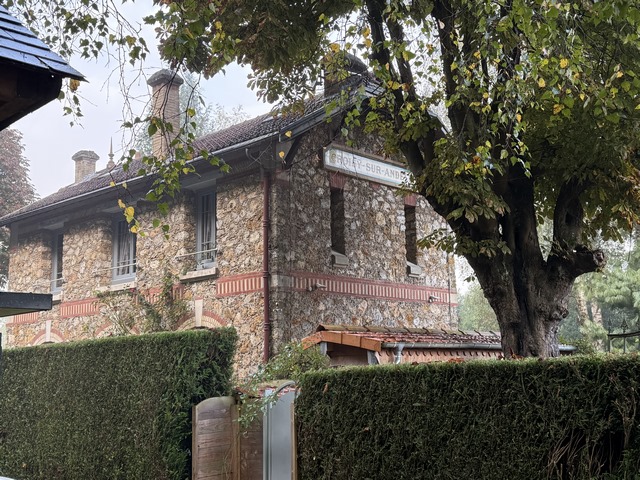 Nous longeons l'ancienne gare de Croisy, et allons suivre la D413 sur quelques dizaines de mètres.