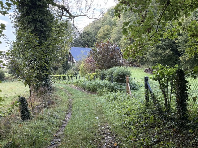 Nous distinguons déjà les premières maisons de Morville-sur-Andelle.
