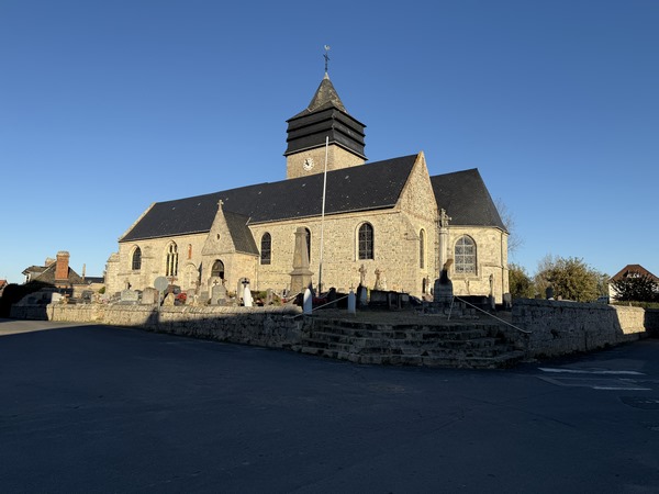 Je pars du centre bourg et longe l'église Notre-Dame dont la tour date de l'église d'origine (1252, à l'époque de Saint Louis !). Le reste de l'église date du XVIe siècle.&nbsp;