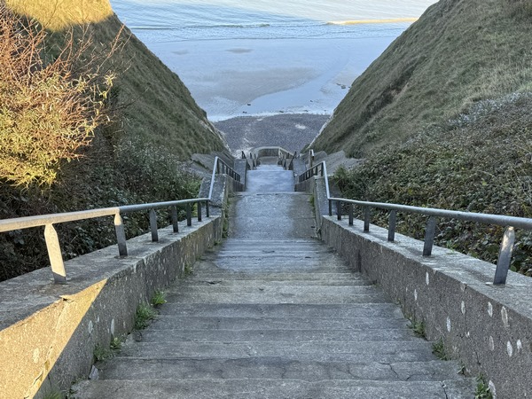 Le village dispose d'un accès au pied des falaises par un escalier de 231 marches installé dans une valleuse. Attention, l'accès au pied des falaises est interdit pour des raisons évidentes de sécurité.