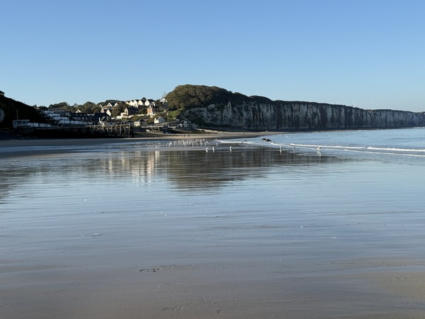Le reflet donne l'impression de marcher sur l'eau, mais en réalité c'est un sable ferme qui rend la marche aisée. Il n'y a que 3 km par la plage entre Sotteville et Veules.