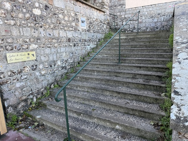 Dans Veules, je prends l'escalier de l'église Saint-Nicolas.