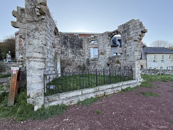 L'église Saint-Nicolas, seconde paroisse de Veules-les-Roses, remonte au XIe siècle. Abandonnée après la Révolution, elle a été démantelée en 1821.