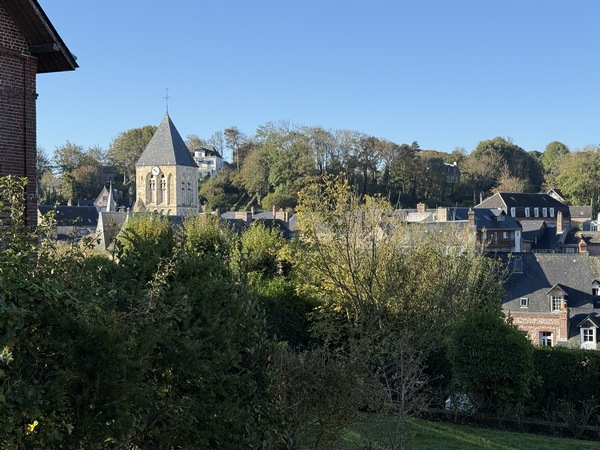 Je suis maintenant sur le délicieux parcours au-dessus du bourg, avec ici une vue sur le centre de Veules.