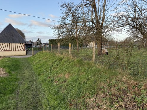 Nous quittons le parking de la salle communale, et suivons ce chemin pour rejoindre la rue Faucon.