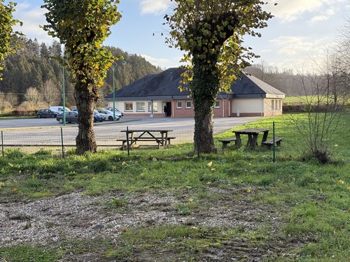 Quelques tables de pique-nique sont installées près de la salle communale de Daubeuf (dans un décor à retravailler :-). Il y en a aussi près de la salle communale de Limpiville.