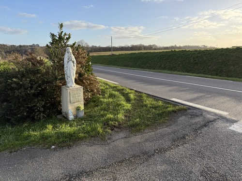 Nous allons suivre ici à gauche la D10 sur 150 mètres pour rejoindre le hameau du Fayel.