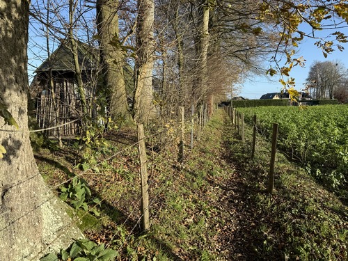 Petit détour autour de l'ancienne ferme du Calvaire avant de rejoindre le point de départ.