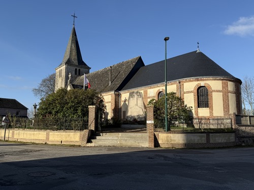 Nous longeons l'église Notre-Dame en direction de la mairie.