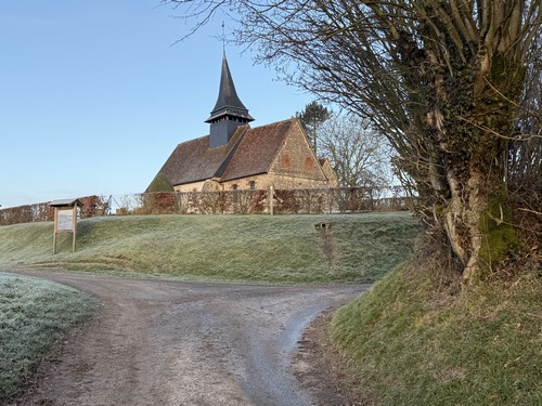 Peu après le départ, nous longeons la chapelle Saint-Maurice (XIe XIIIe), sans doute la plus ancienne de la région, construite sur une ancienne motte castrale. Cette chapelle a été restaurée en 1989 par une association d'habitants du hameau.