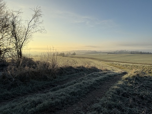 A l'entrée du bois, on se retourne pour profiter du panorama sur les paysages du Pays de Bray et de la vallée de la Béthune.