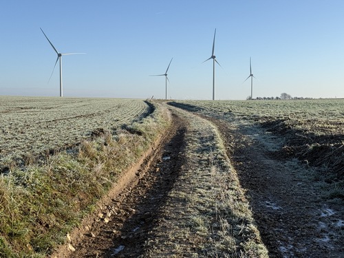 Au sommet, près de la ferme du Chaussoy, le chemin est large et entretenu. Le décor est désormais typique des plaines du Pays de Bray...