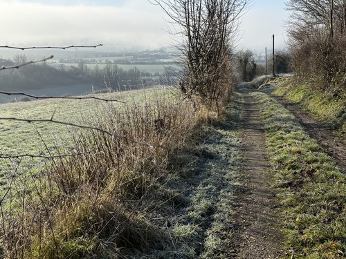 Nous suivons maintenant le chemin du Hétrot pour redescendre dans la vallée. Il est possible de passer par les chemins de Battancourt et de la Vallée Hangard pour éviter la D135.