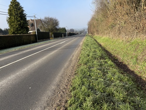 Dans la vallée, nous suivons la D135 sur 260 mètres pour rejoindre le point de départ. Nous marchons sur l'accotement herbeux.
