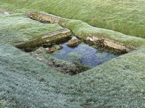 Peu avant l'arrivée, au lieu-dit le Moulin du Roy, nous remarquons ce qui semble être les vestiges d'un ancien lavoir.