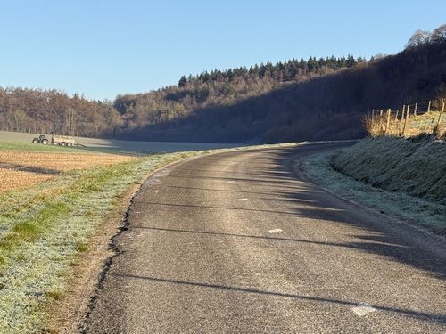 Nous quittons le centre bourg de Beaussault, et montons vers le bois en suivant la D102 sur 900 mètres.