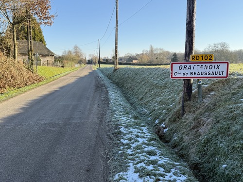 Au sommet, nous entrons dans Grattenoix.&nbsp;