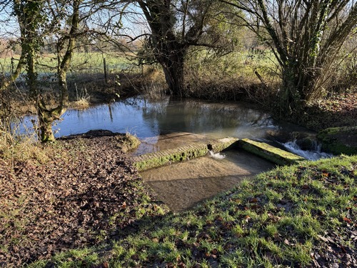 A l'entrée de Beaussault, vestiges d'un ancien lavoir sur la Toupray.