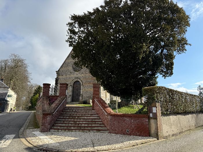 Nous partons du parking de la mairie de Gommerville, et longeons l'église romane Saint-Martin (XIIe). D'après ce qu'on lit, elle serait dotée d'une porte cachée. Le départ officiel du circuit est à St-Gilles-de-la-Neuville.