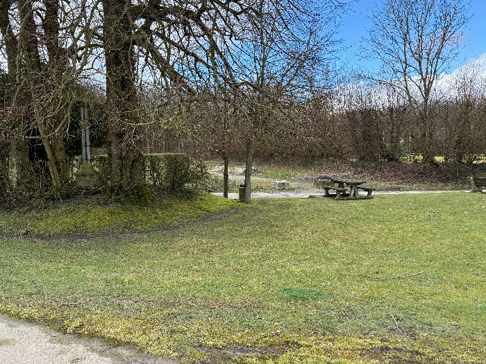 A l'entrée de St-Gilles-de-la-Neuville se trouve une aire de pique-nique près d'un calvaire (au milieu des arbres, photo dans l'album). C'est ici que se trouve le totem, point de départ officiel du circuit (sans parking).