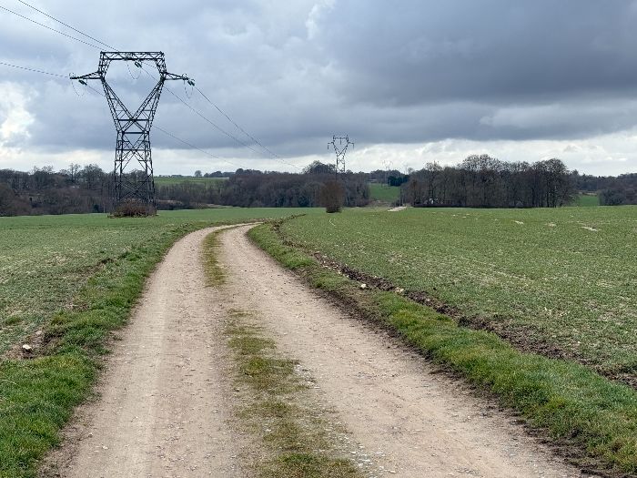 Nous n'entrons pas dans St-Gilles et continuons sur ce chemin de la Caroline.