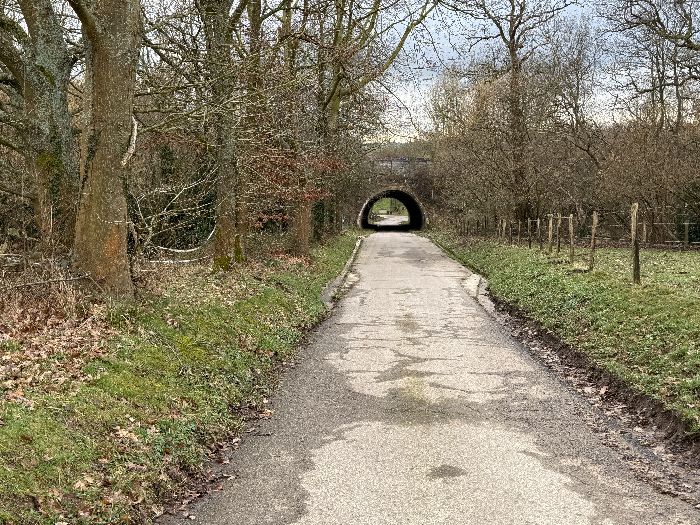 Cette fois-ci nous traversons l'A29 en passant en dessous.