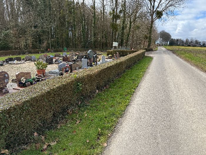 Nous longeons le cimetière pour animaux des Trois-Pierres. C'est le cimetière "J'irai aboyer sur ta tombe". La référence littéraire n'est pas heureuse, mais c'est amusant.