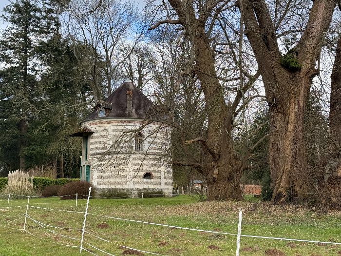 Ancien colombier du château de Filières, aménagé en habitation.