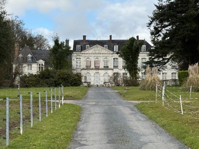 Et voici le château de Filières. Il a connu des jours plus glorieux, mais il reste impressionnant. A voir dans l'album de la rando la photo du porche d'entrée des anciennes écuries.