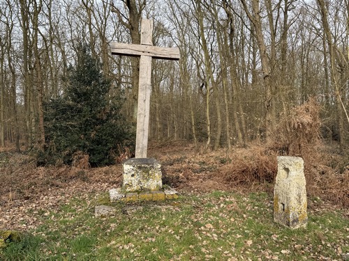 Calvaire de la rue du Bac. Nous traversons la rue du Bac pour rejoindre le Chemin des Longues Lignes.