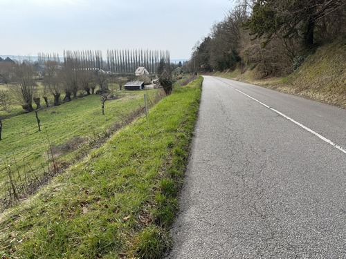 Le Chemin des Longues Lignes rejoint la D64. Nous la suivons sur quelques mètres avant de tourner à gauche sur le Chemin du Roy après les maisons.&nbsp;