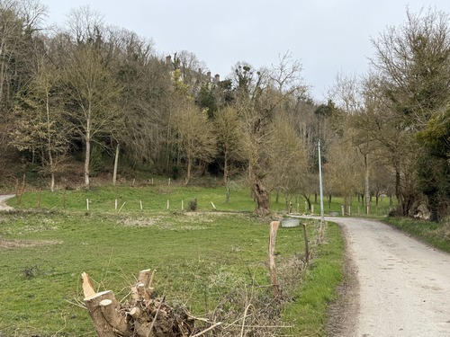 Le Chemin du Roy devient la rue du Corset Rouge en remontant vers Bardouville au pied du château.&nbsp;