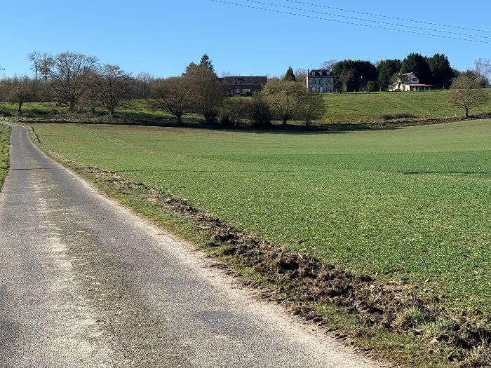 La route de la Plaine des Mares monte paisiblement vers Mauny. C'est une petite route totalement déserte lors de mon passage.