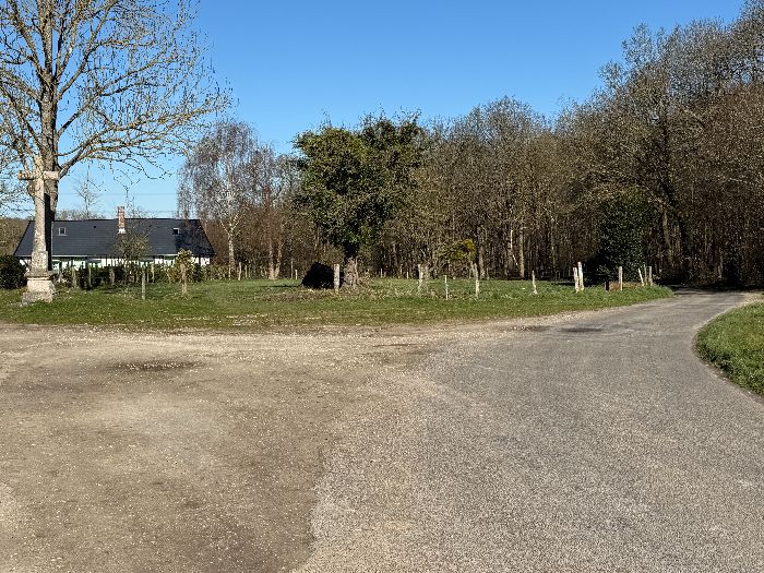 Je traverse le village de Mauny, et au niveau du calvaire, je vais prendre le chemin à droite dans le bois.
