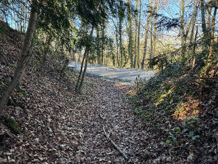 Le chemin qui relie Mauny à Yville est balisé de jaune, il suffit de suivre les balises.