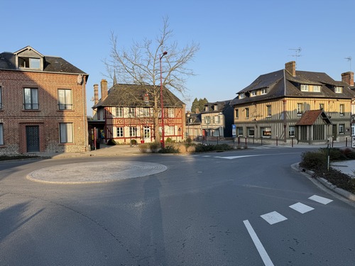 Le Breuil-en-Auge&nbsp; est un charmant village dont on voit ici la place du centre bourg (regard arrière).
