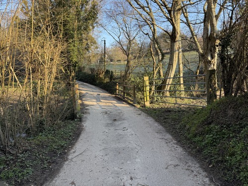 Nous sortons du bourg par la route d'Ecorcheville, et tournons ici sur le Chemin du Chiquet.