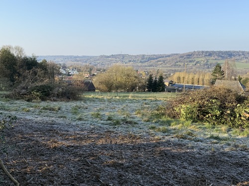 De temps en temps, la vue se dégage sur la douce vallée de la Touques.
