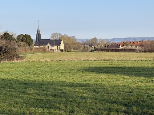 Nous apercevons l'église Saint-Désir (XVIe) de Fierville-les-Parcs, point de départ de notre randonnée Entre la Touques et le Chaussay.