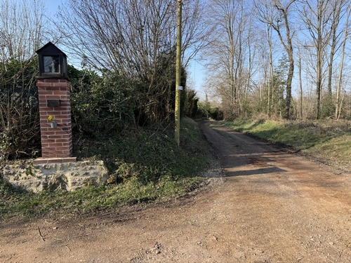 Traversée du hameau des Poiriers. Nous allons continuer en face sur le chemin qui longe la statuette de Notre-Dame-de-la-Salette.