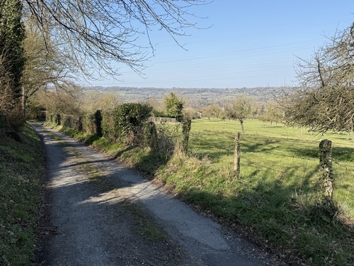 Nous sortons des bois au-dessus de la vallée de la Touques.