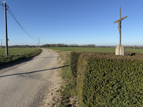 Au calvaire, nous quittons la D38 pour suivre la petite route du Château vers Bruquedalle.
